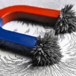 Aimant attirant de la limaille de fer, illustration du principe magnétique inefficace contre le calcaire.