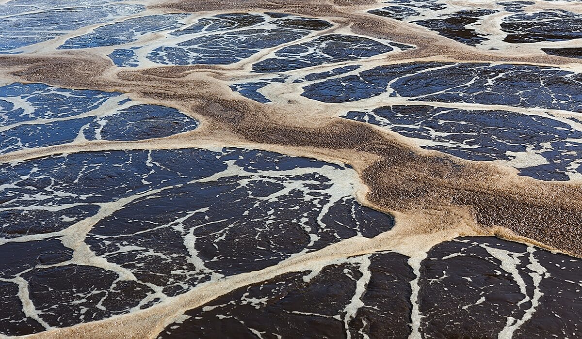 Station d'épuration perturbée par une concentration excessive de chlorures empêchant l'activité des bactéries.